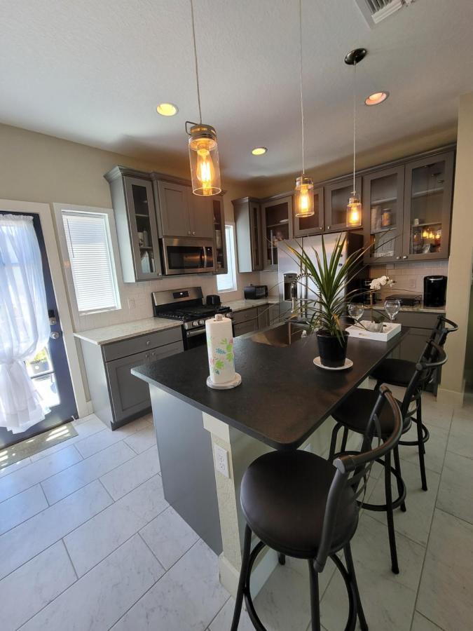 Spacious Townhouse Minutes From Downtown Sa. San Antonio Extérieur photo